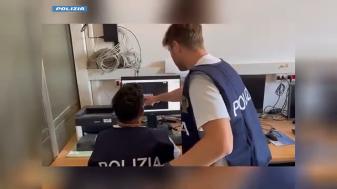 Dal suo profilo social minacce e messaggi che rimandavano alla jihad: giovane denunciato