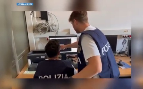 Dal suo profilo social minacce e messaggi che rimandavano alla jihad: giovane denunciato