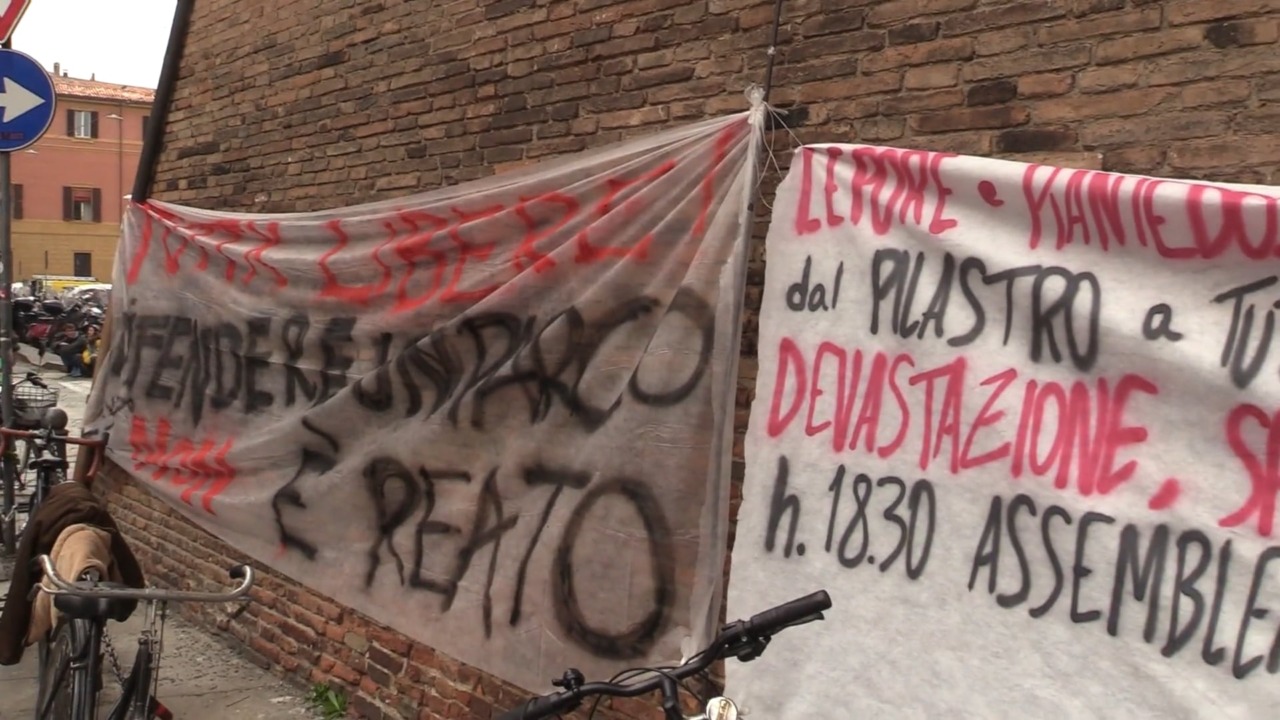 Sgombero del parco al Pilastro: arrestati tre manifestanti. Feriti un funzionario di polizia e un attivista