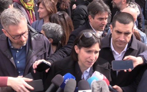 Elly Schlein: “Bologna è bersaglio di un attacco delle destre”