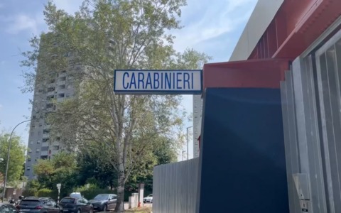 Blitz antidroga al Pilastro, sequestrati 6 kg di hashish ma anche dolciumi alla cannabis light