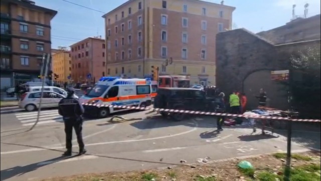 Porta San Donato, suv sbanda e travolge pedone sul marciapiede: gravissima 79enne