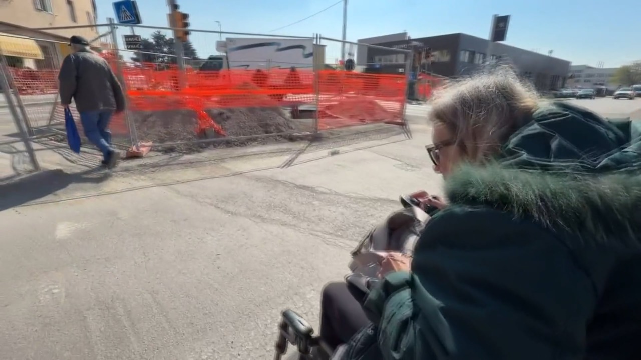 Cantieri del tram a Borgo Panigale: poche rampe marciapiedi inadatti. Le difficoltà per chi si sposta in carrozzina