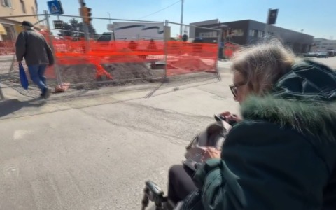 Cantieri del tram a Borgo Panigale: poche rampe marciapiedi inadatti. Le difficoltà per chi si sposta in carrozzina