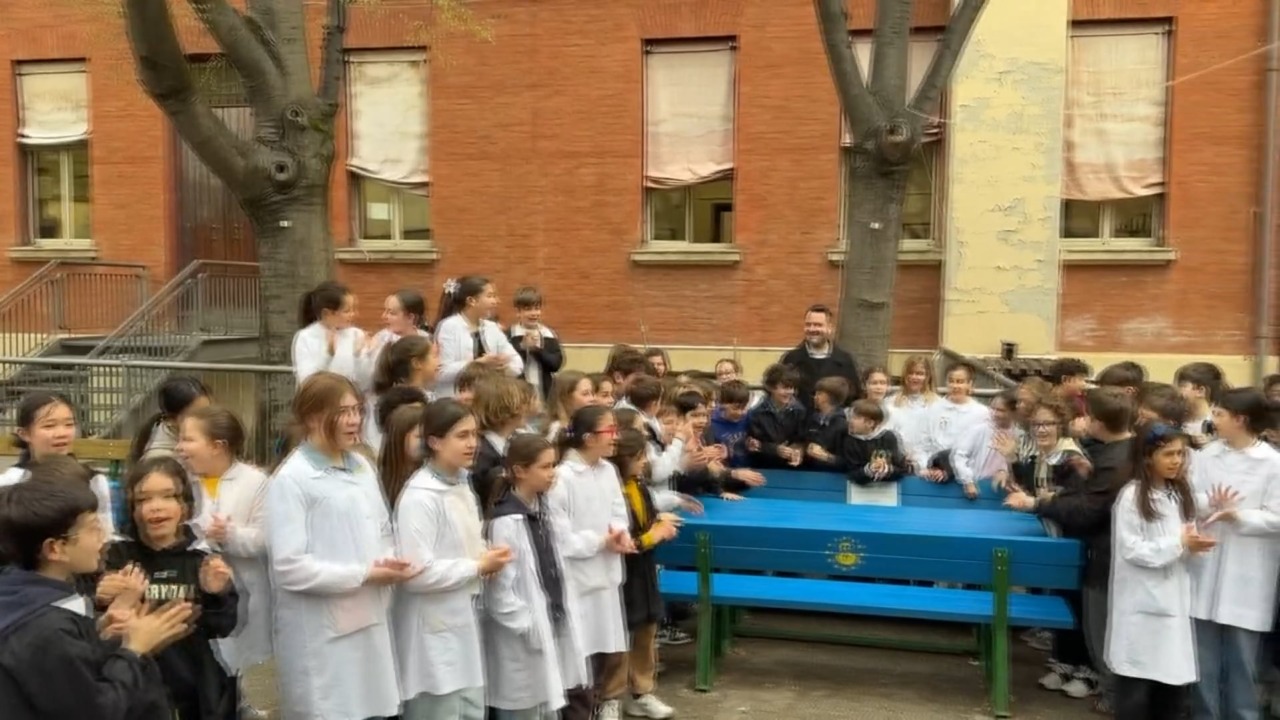 In memoria di Marco Biagi: alle scuole Carducci inaugurata una panchina europea