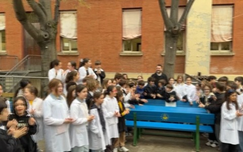 In memoria di Marco Biagi: alle scuole Carducci inaugurata una panchina europea