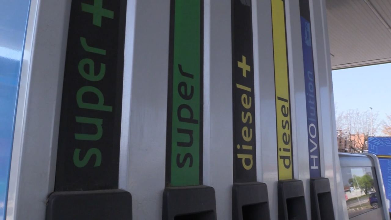 Benzina: c’è chi “pompa” e chi no sul caro-vita