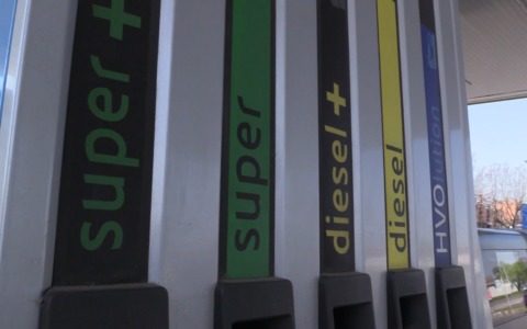 Benzina: c’è chi “pompa” e chi no sul caro-vita