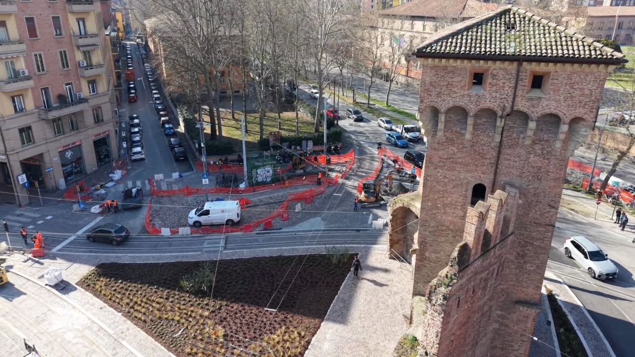 Tram: terminati i lavori in via San Felice. Sabato la festa in strada, lunedì via libera a bus e auto