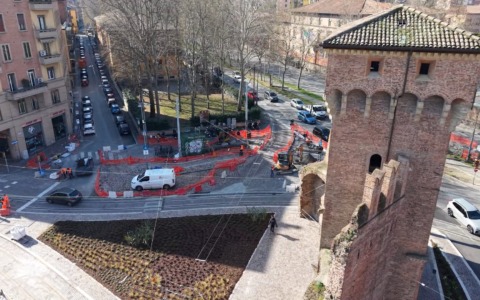 Tram: terminati i lavori in via San Felice. Sabato la festa in strada, lunedì via libera a bus e auto