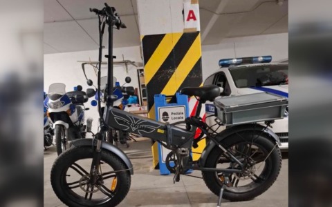 In sella a una bici elettrica sfreccia in strada a 40 km/h: multa da 600 euro