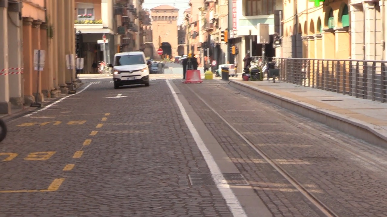 Tram, lavori finiti: riaperta ad auto e bus via San Felice