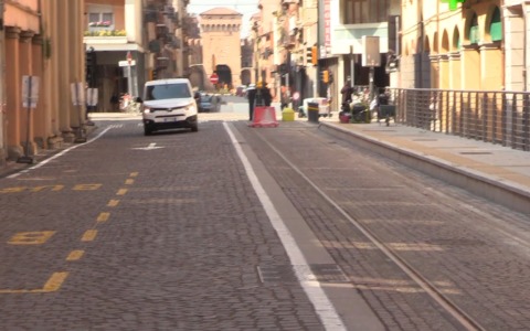 Tram, lavori finiti: riaperta ad auto e bus via San Felice