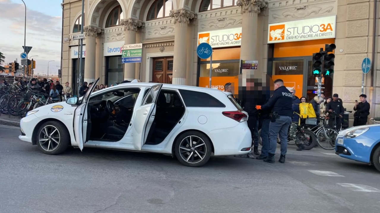 Aggredito sul taxi, se la prende con gli agenti che lo soccorrono