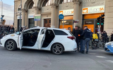 Aggredito sul taxi, se la prende con gli agenti che lo soccorrono