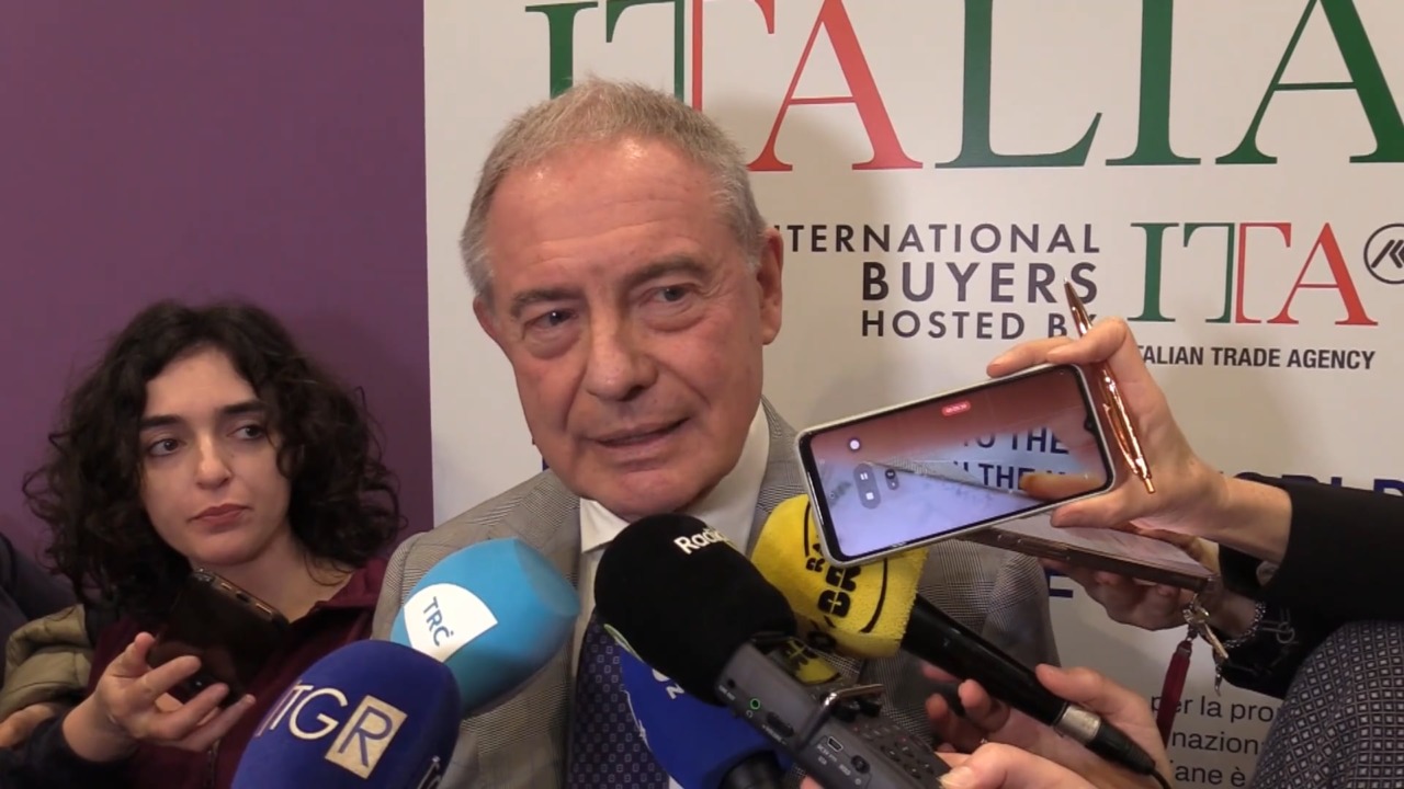 Il ministro Urso: “I prezzi dei carburanti sono cresciuti meno che in altri Paesi”