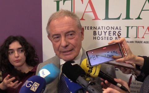 Il ministro Urso: “I prezzi dei carburanti sono cresciuti meno che in altri Paesi”