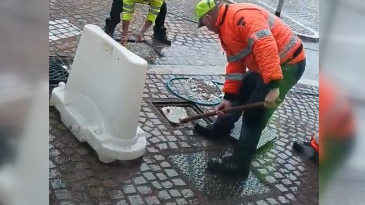 Via San Felice: dopo il restyling, tombini otturati per la pioggia