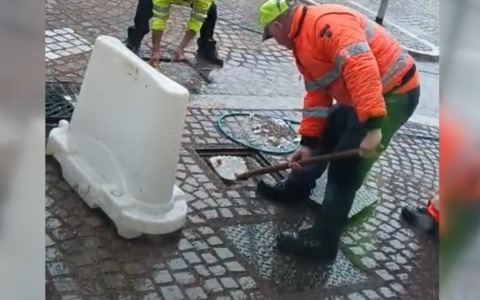 Via San Felice: dopo il restyling, tombini otturati per la pioggia