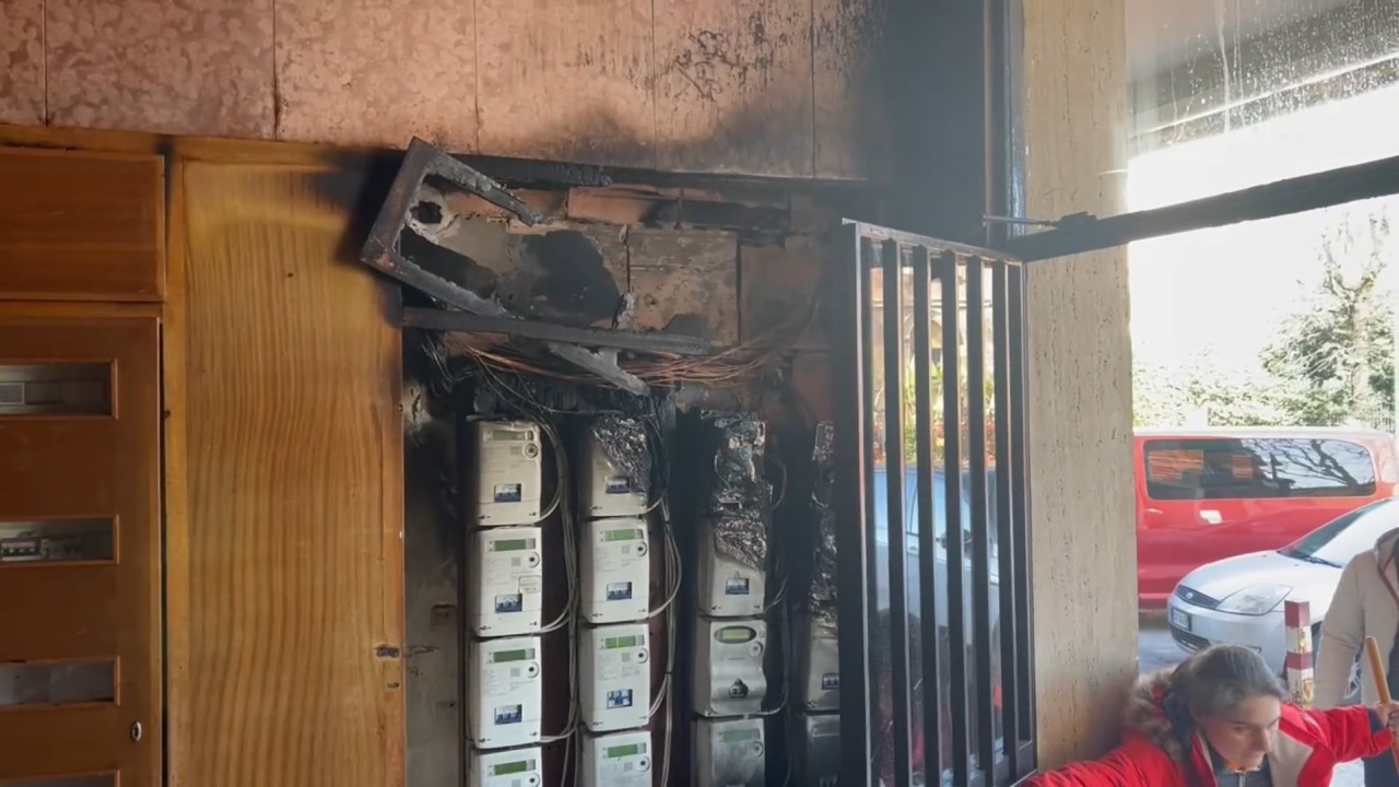 In fiamme il quadro elettrico in un condominio a Borgo Panigale