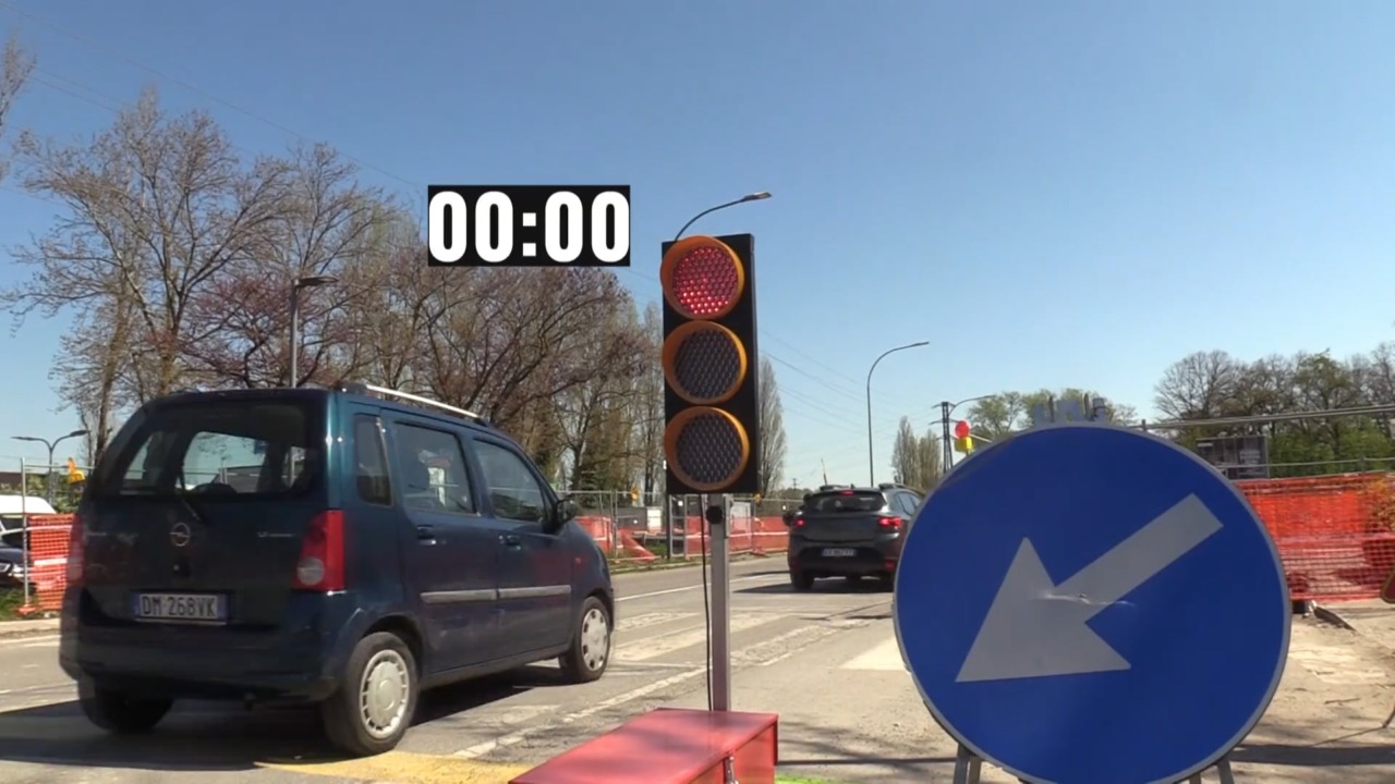 Quel semaforo lungo il cantiere: pochi secondi di verde, minuti di rosso