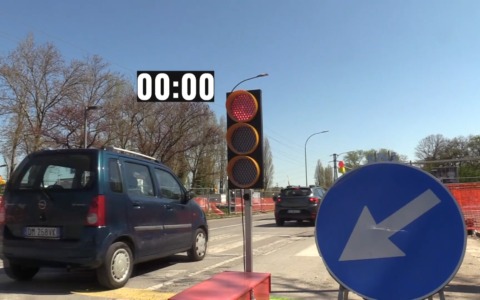 Quel semaforo lungo il cantiere: pochi secondi di verde, minuti di rosso