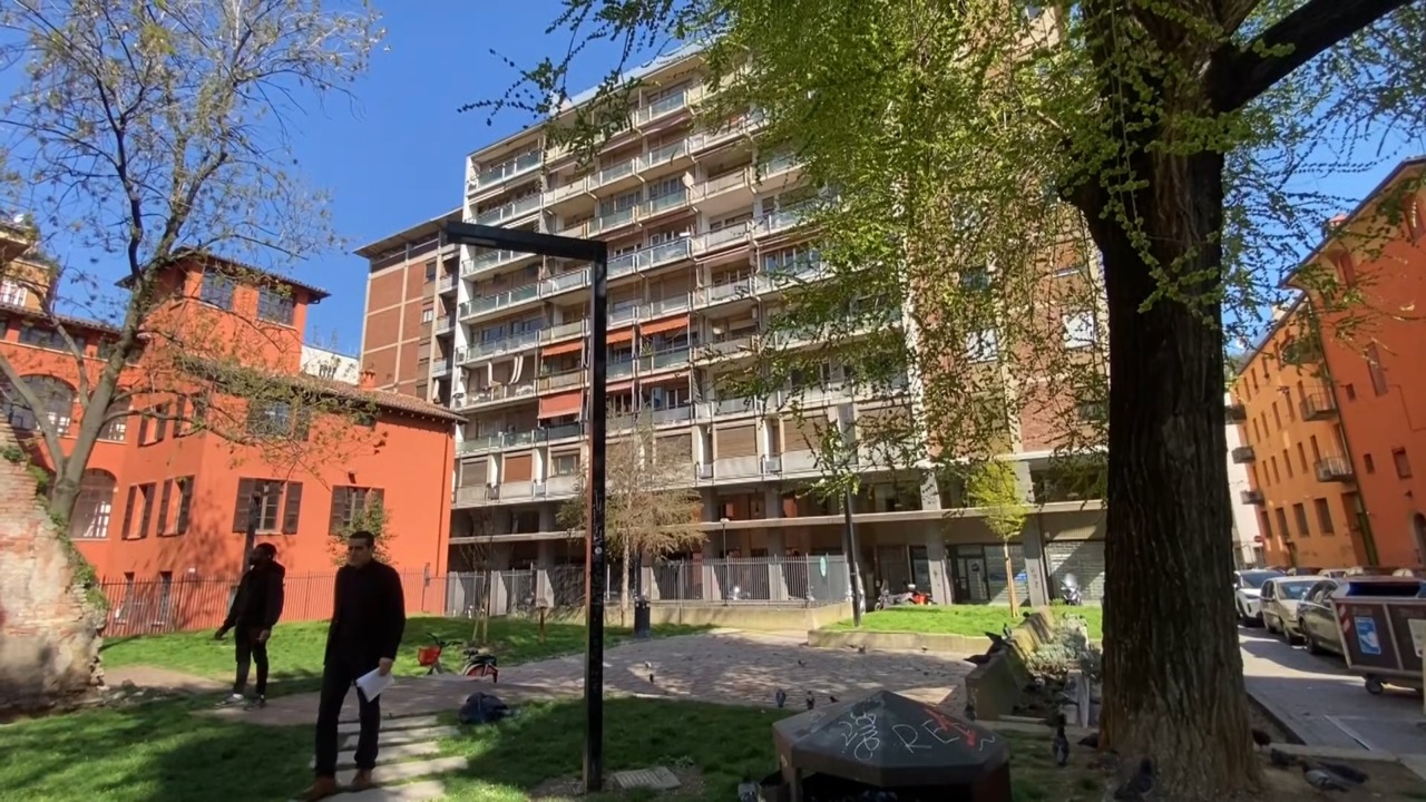 Situazioni di degrado nel giardino Salvatore Pincherle, a due passi da via Ugo Bassi