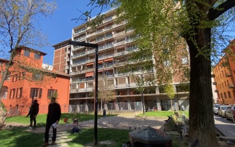 Situazioni di degrado nel giardino Salvatore Pincherle, a due passi da via Ugo Bassi