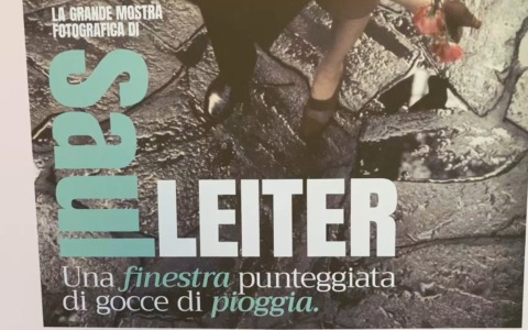 A Palazzo Pallavicini, in via San Felice, la mostra su Saul Leiter, padre della fotografia a colori