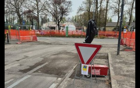 Via Shakespeare, spento il semaforo mal tarato che provocava lunghe code