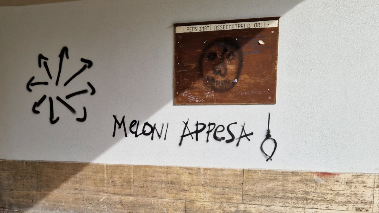 Scritte minacciose e auto incendiate in San Donato