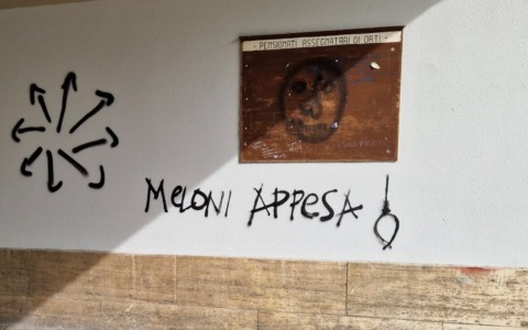 Scritte minacciose e auto incendiate in San Donato