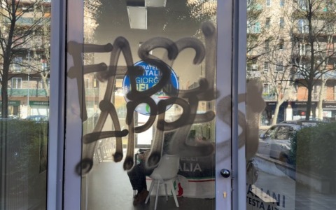 Imbrattata la sede di Fratelli d’italia