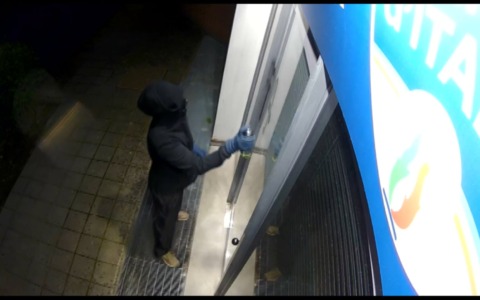 Imbrattata la sede di Fratelli d’italia. Il video che riprende l’autore del gesto