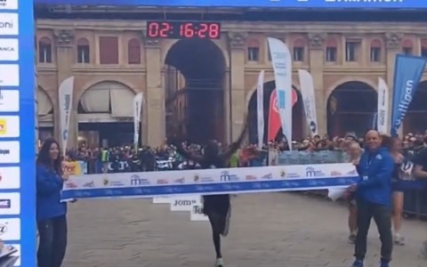 Maratona di Bologna: quando anche i vip indossano la felpa