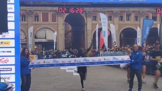 Maratona di Bologna: quando anche i vip indossano la felpa