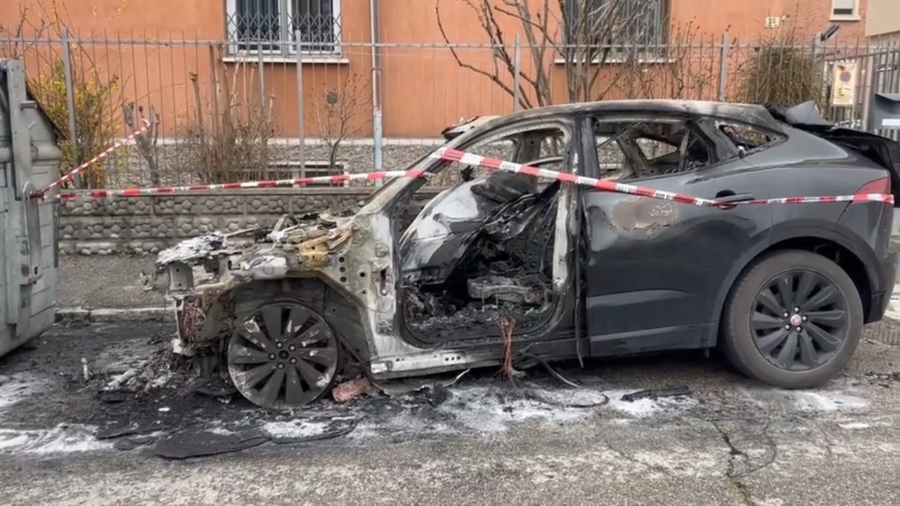 Jaguar distrutta da un incendio in zona Santa Viola