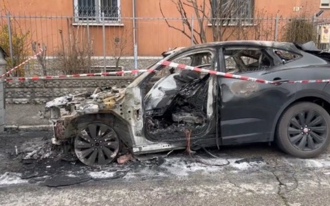 Jaguar distrutta da un incendio in zona Santa Viola