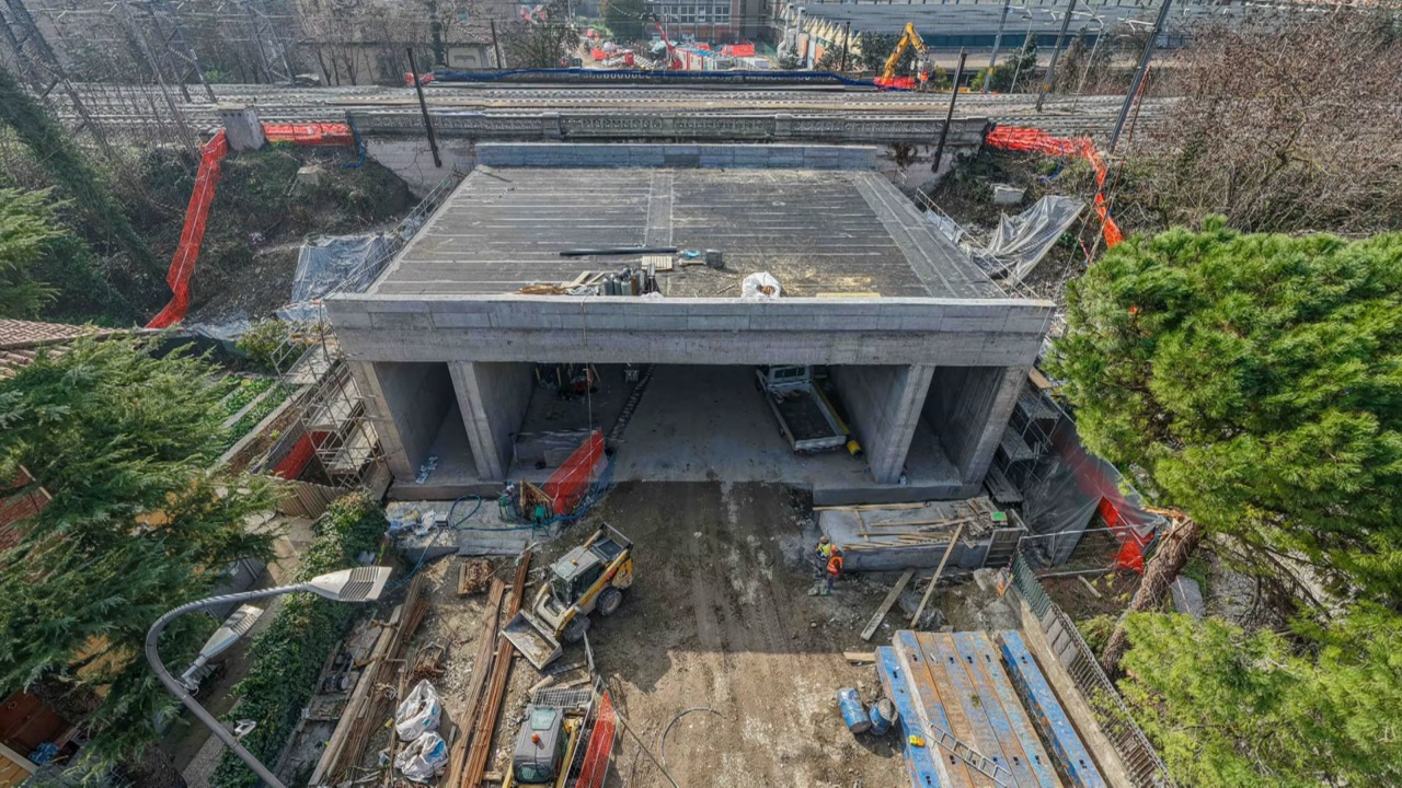 Tram linea verde, si allarga il sottopasso ferroviario in via Corticella. Lavori h24 e treni cancellati