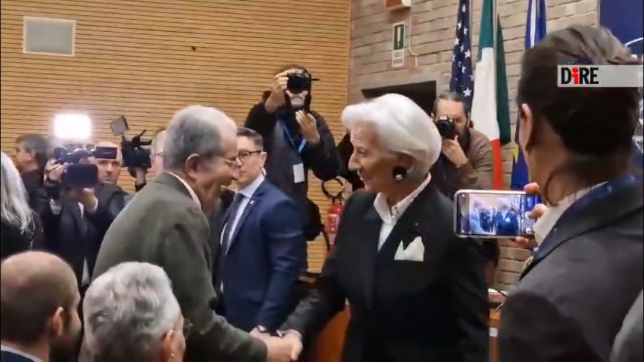 Christine Lagarde arriva alla Johns Hopkins di Bologna. Abbraccio caloroso con Romano Prodi