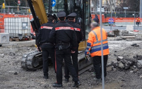 Ispezione dei Carabinieri nel cantiere Tram di Piazza dell’Unità