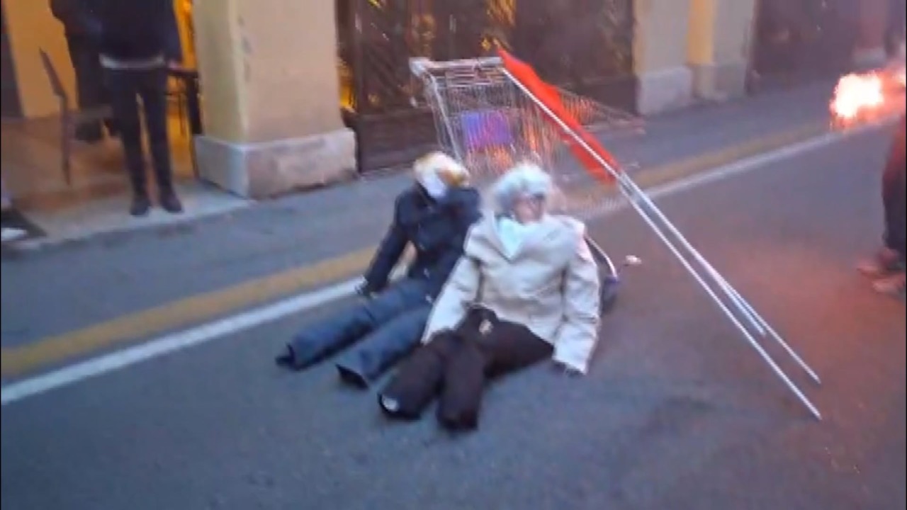 Uova e bucce di banane contro i fantocci di Meloni e Lagarde