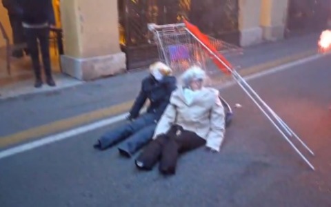 Uova e bucce di banane contro i fantocci di Meloni e Lagarde