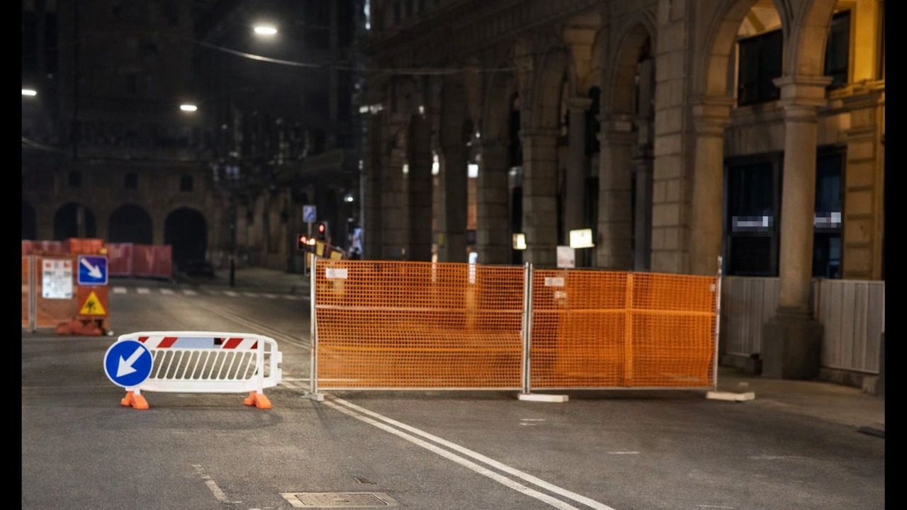 Per scherzo piazzano transenne in mezzo a via Rizzoli e bloccano i bus