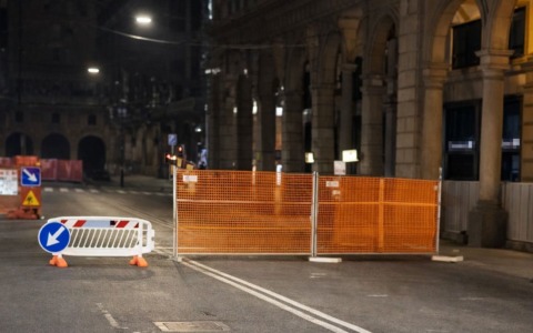 Per scherzo piazzano transenne in mezzo a via Rizzoli e bloccano i bus