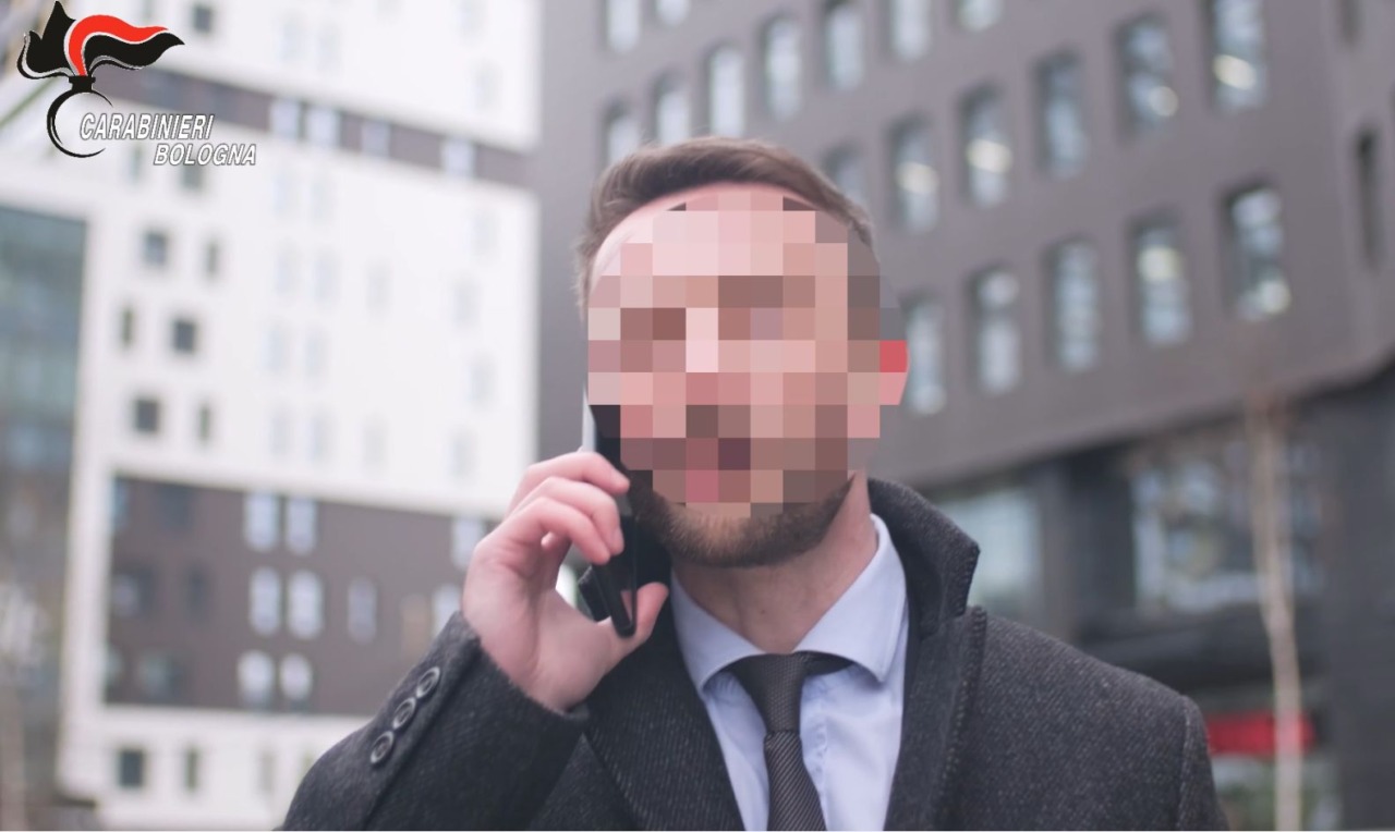 Perseguita la ex con 130 telefonate in poche ore, scatta braccialetto elettronico