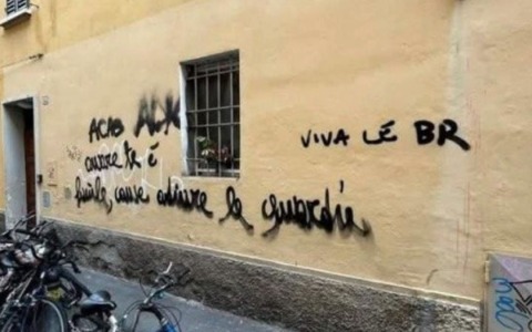 Nell’anniversario di via Fani, a Bologna la scritta ‘viva le Br’. La condanna del mondo politico