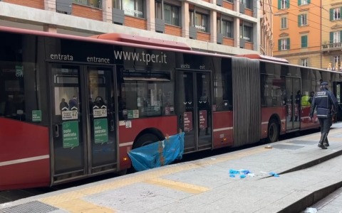Bus investe una donna di 53 anni in via Ugo Bassi, è gravissima