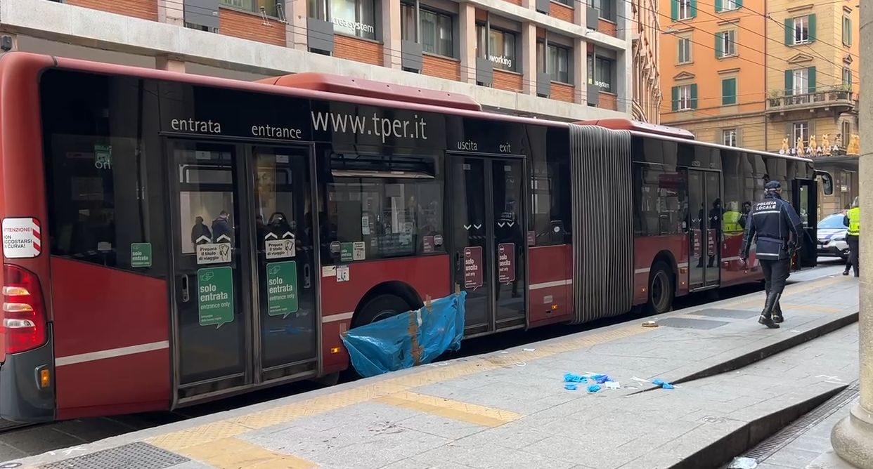 Bus investe una donna di 53 anni in via Ugo Bassi, è gravissima
