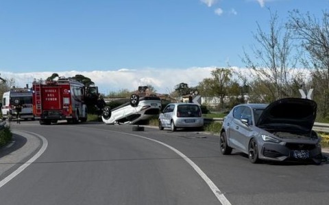 ‘Carambola’ fra tre veicoli a San Lazzaro, ferita una donna